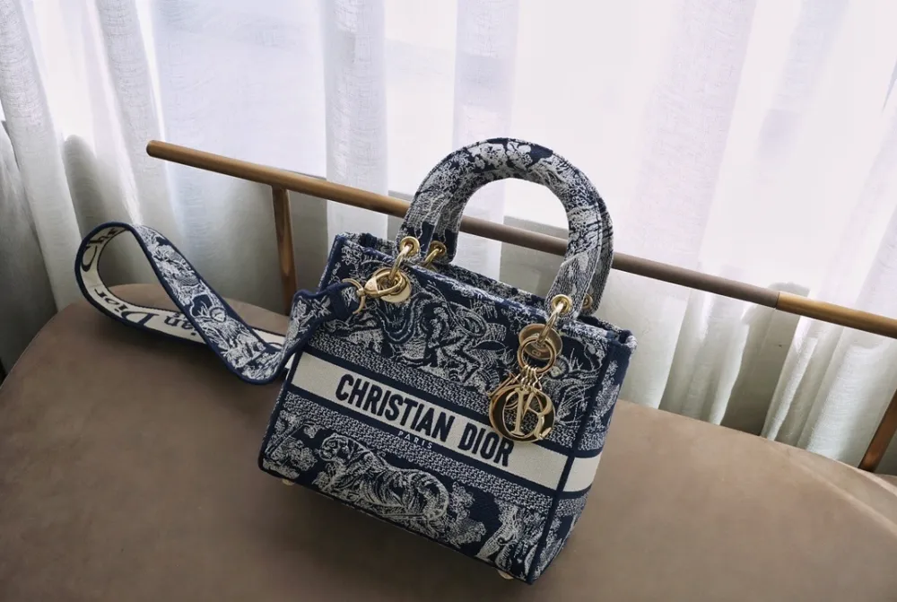 디올 레이디 디 라이트 백 미디엄 트왈 드 주이 리버스 자수(D-Lite)