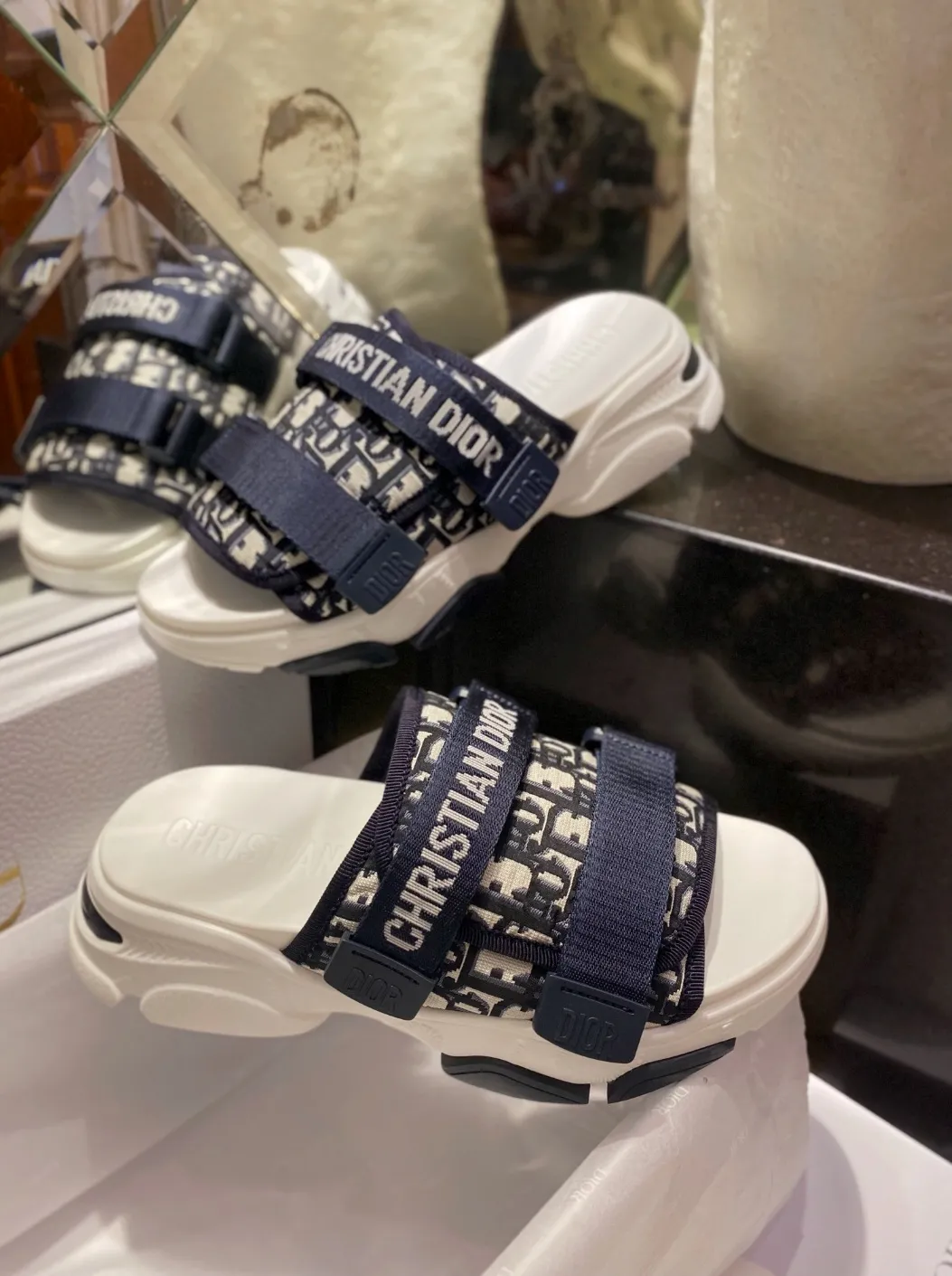 디올 디 완더 슬라이드 오블리크