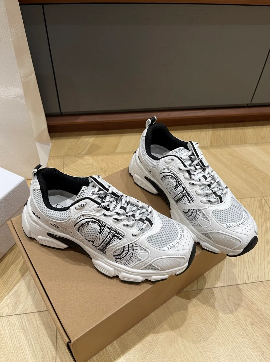 디올 크로노 스니커즈