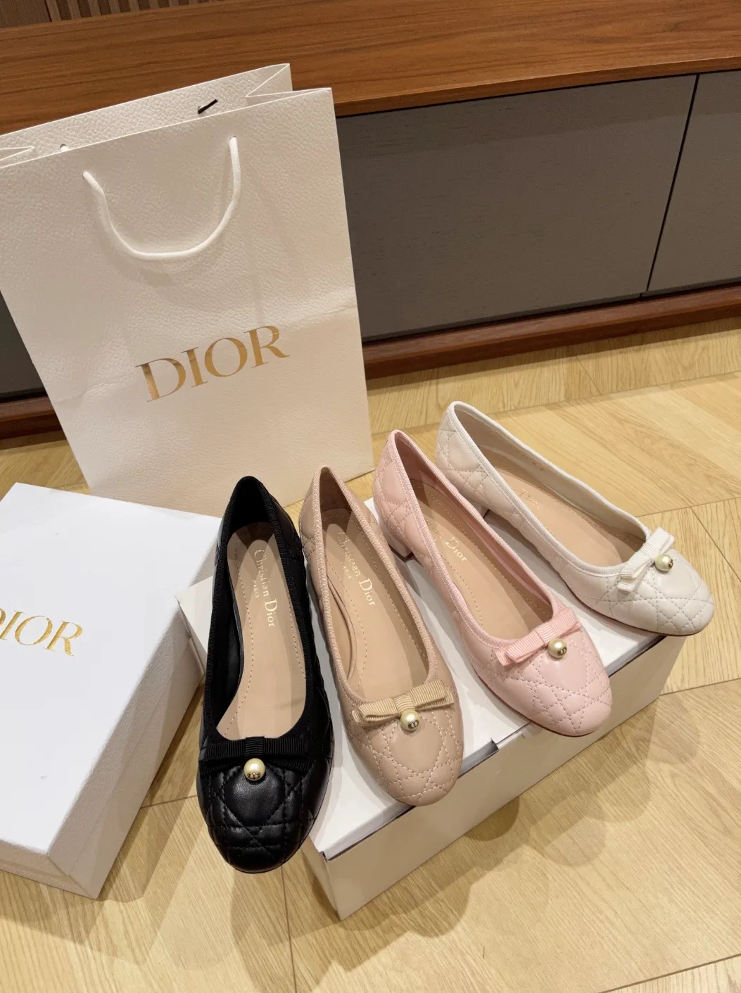 디올 발레 플랫 퀄티드 까나쥬