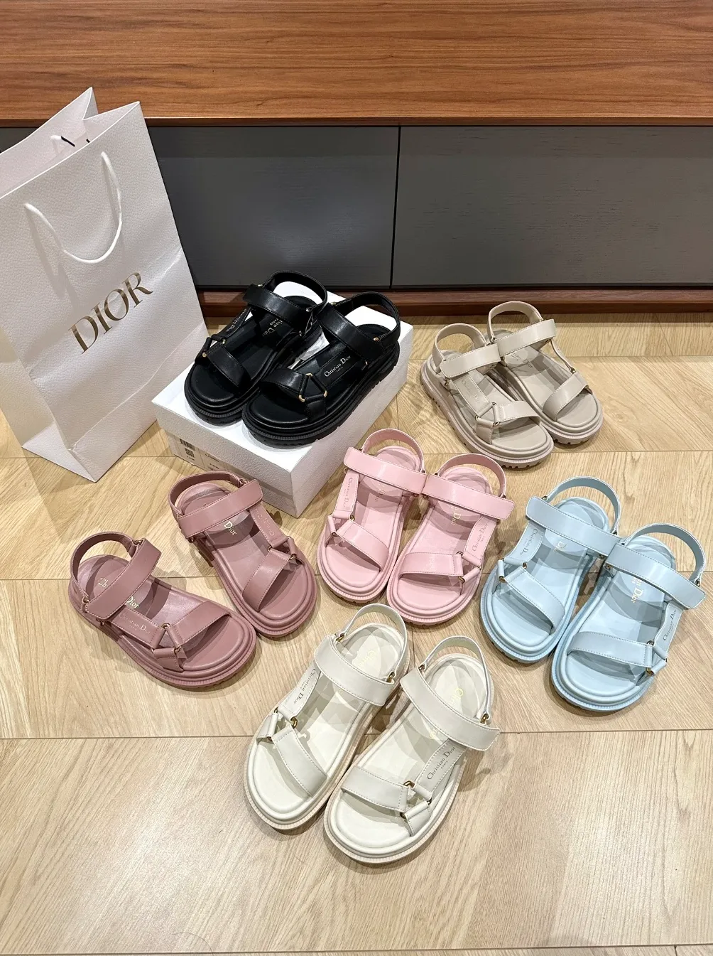 디올 디 웨이브 샌들