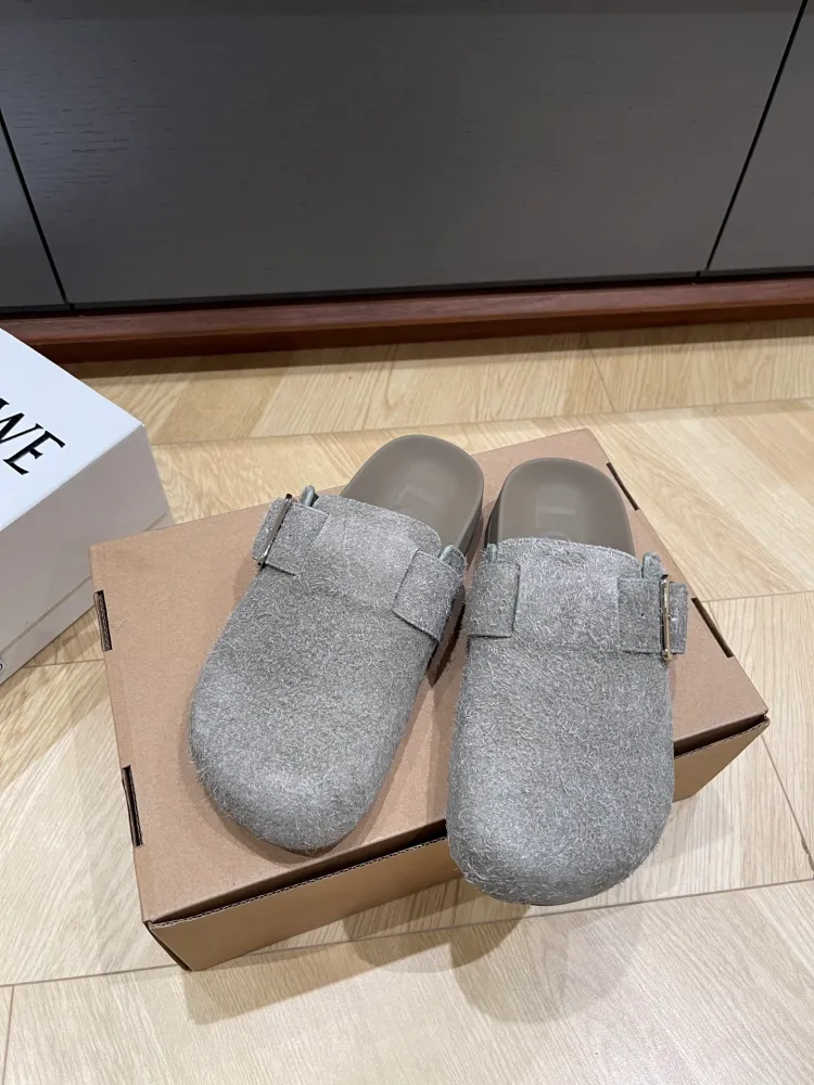 브러시드 스웨이드 이즈 버클 뮬