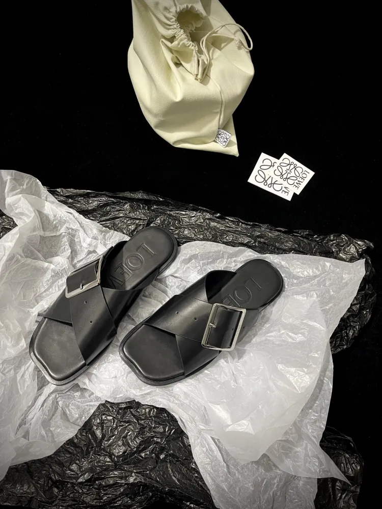 로에베 페탈 벨트 샌들