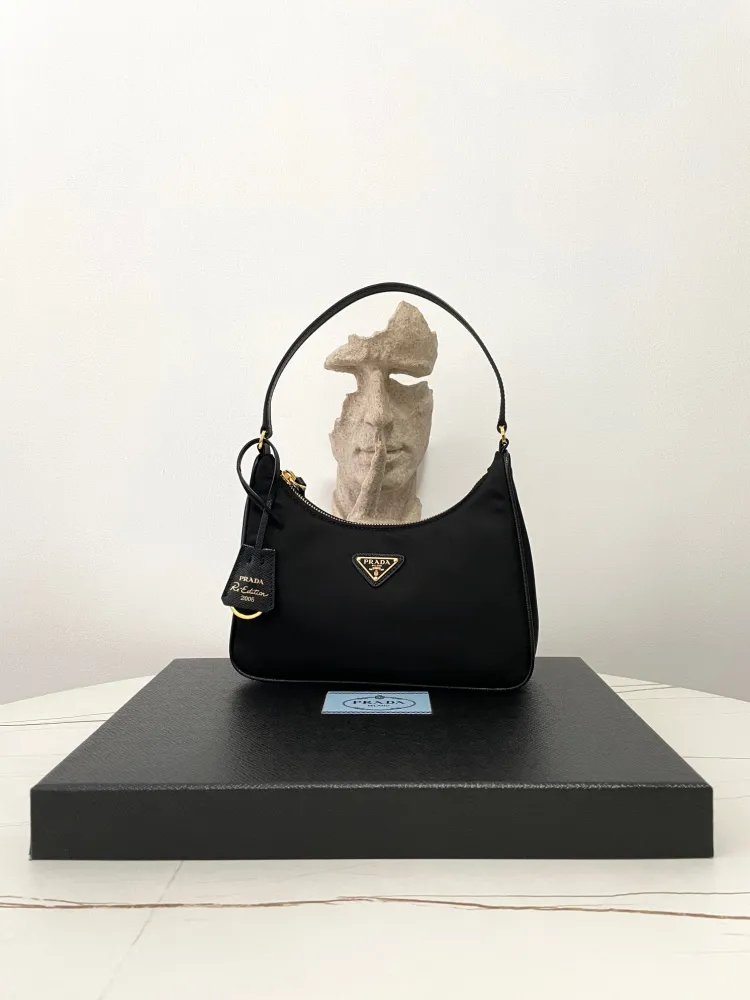 프라다 리에디션 2005 사피아노 트리밍 호보백(1NE204)