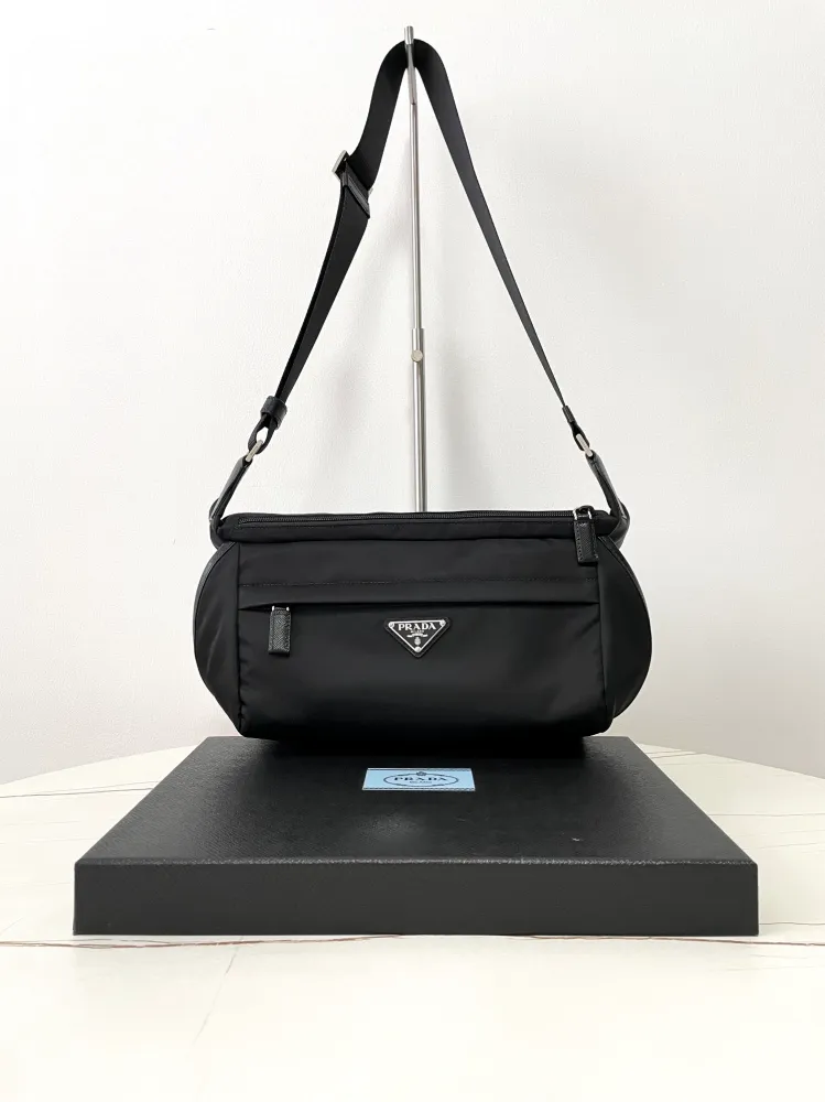 프라다 바이커백 미디엄(2VH994)