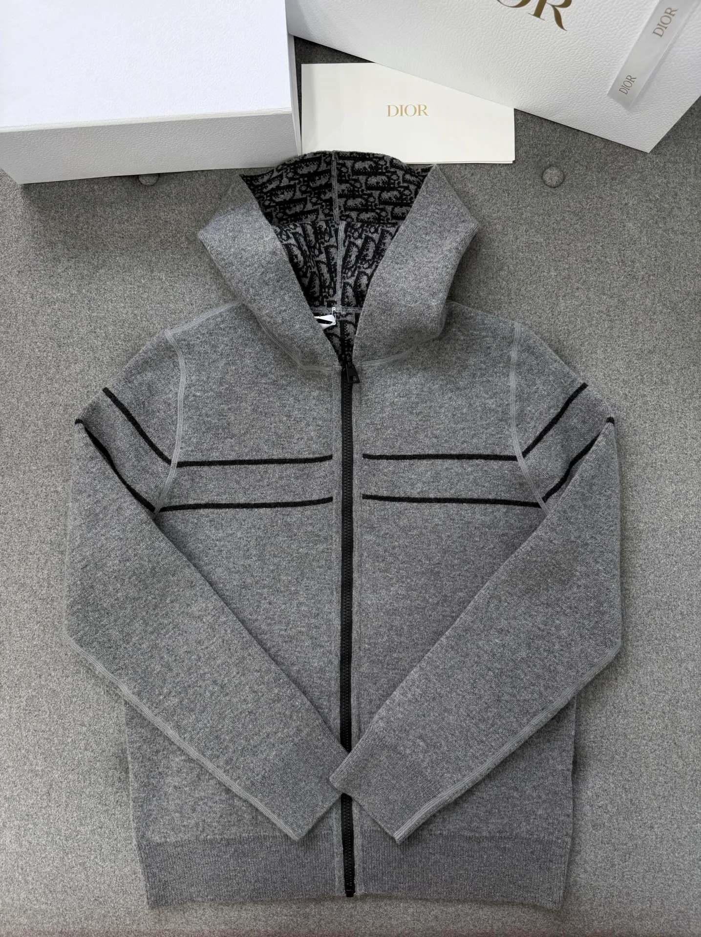 디올 오블리크 캐시미어 리버시블 후드 가디건