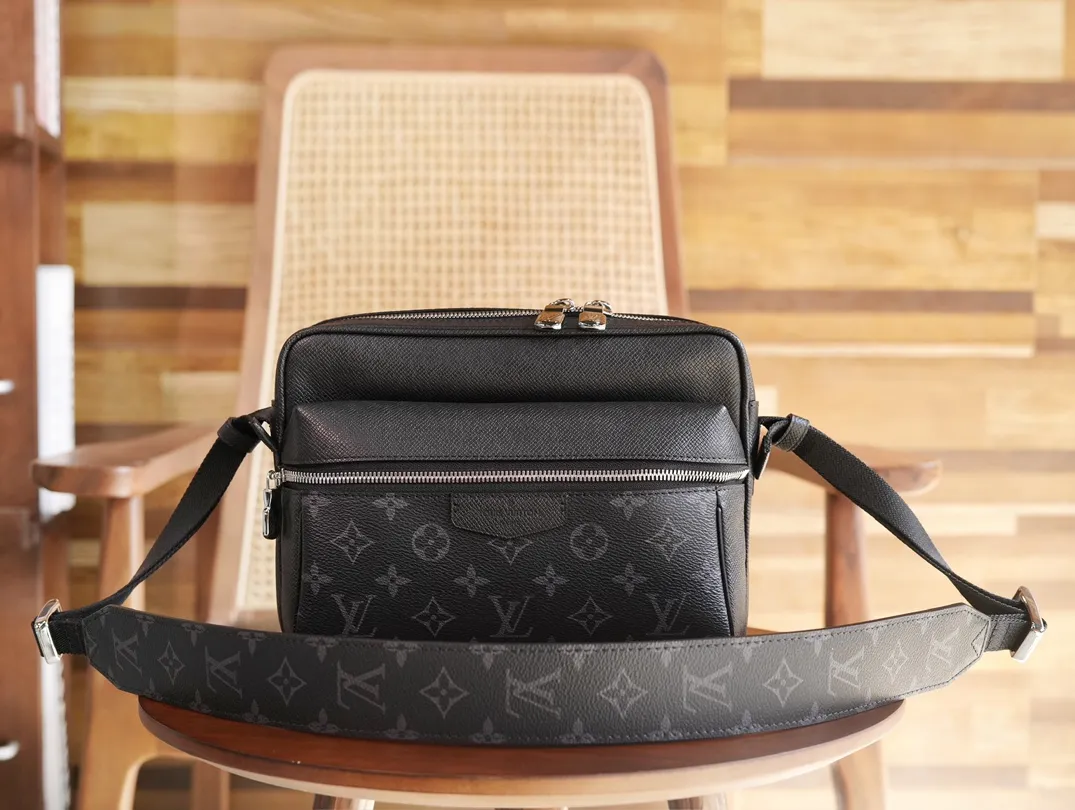 루이비통 아웃도어 메신저(M30233)